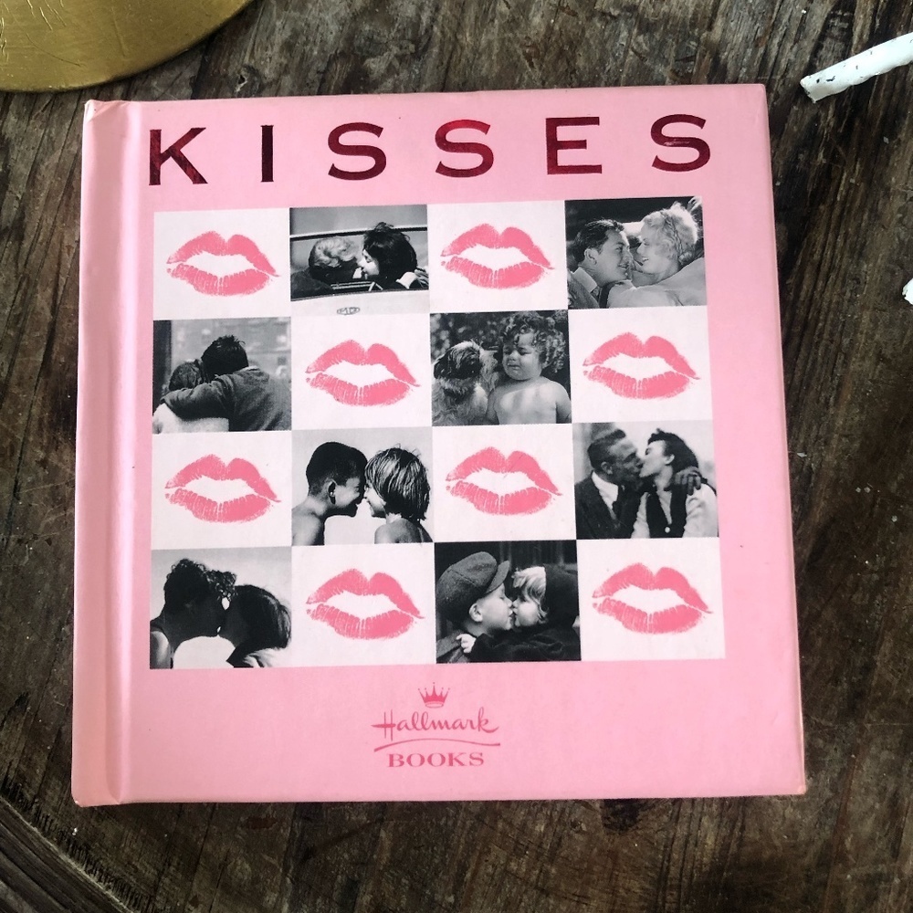 HALLMARK COPYRIGHT 2000 LITTLE BOOK OF "KISSES" MADE IN ITALY